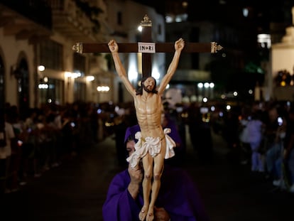 Procesión de Jesús de Nazareno durante la celebración del Jueves Santo de la Semana Santa en la Ciudad de Panamá.