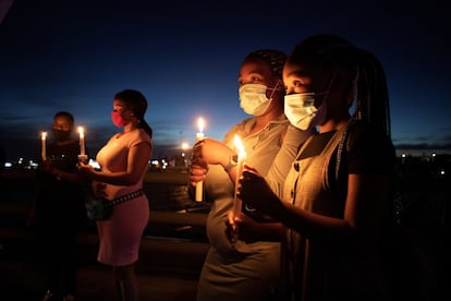 Un grupo de personas realiza un homenaje a las víctimas del coronavirus, en la víspera de Año Nuevo en Johannesburgo (Sudáfrica). Eln e país africano se ha detectado recientemente por primera vez una nueva cepa del virus que se propaga con gran rapidez.