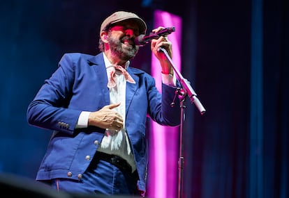 Juan Luis Guerra actúa en concierto durante su gira 'Entre Mar y Palmeras Concert Tour' en Valencia (España), en 2022.