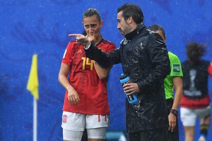 El seleccionador español Jorge Vilda da instrucciones a la centrocampista Virgina Torrecilla durante el encuentro.