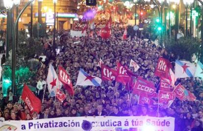 Cabeza de la manifestación a su paso por la calle Urzáiz, en el centro de Vigo