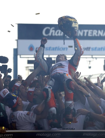 Marc Márquez celebra con sus compañeros de equipo de Repsol Honda el Gran Premio de Tailandia, este domingo.