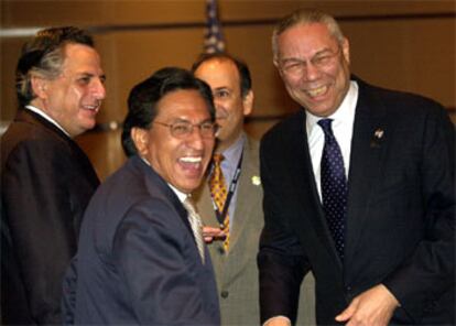 El presidente de Perú, Alejandro Toledo, y el secretario de Estado de EE UU, Colin Powell, ríen juntos durante un encuentro antes del comienzo de la cumbre.