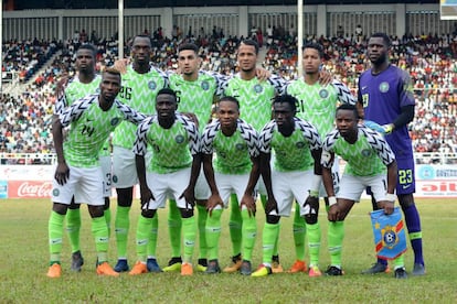 El equipo de Nigeria con la camiseta que es furor.