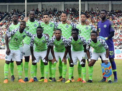 El equipo de Nigeria con la camiseta que es furor.