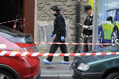 La Ertzantza recoge pruebas en el número 14 de la calle Libertad en Vitoria desde donde arrojó a la niña.