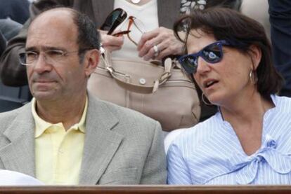 El ministro francés Eric Woerth y su esposa, Florence, en el torneo de Roland Garros en 2009.