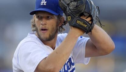 Clayton Kershaw prepara un lanzamiento contra los Brewers.