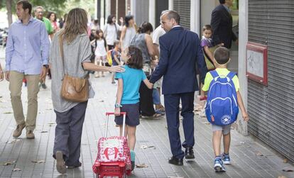 Una pareja con dos niños pasea por la calle.