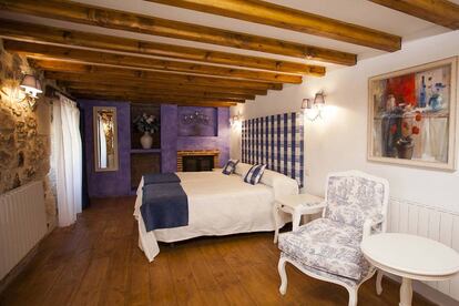 Una de las habitaciones del hotel rural La Torre de Bisjueces, en la provincia de Burgos.