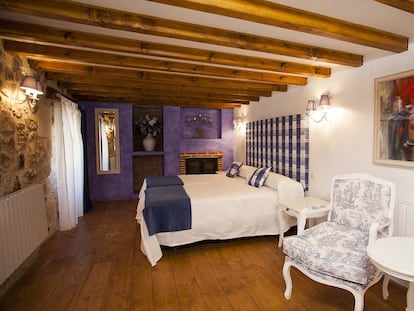 Una de las habitaciones del hotel rural La Torre de Bisjueces, en la provincia de Burgos.