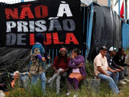 Apoiadores de Lula perto da carceragem da Polícia Federal em Curitiba.