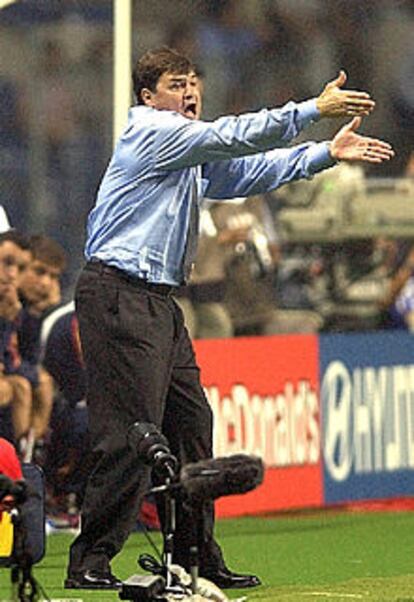 José Antonio Camacho da instrucciones durante el partido.