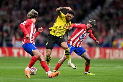 Jadon Sancho (en el centro), del Borussia Dortmund, es presionado por Antoine Griezmann y Rodrigo De Paul.