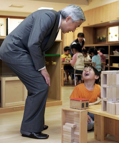 Akihito ha visitado las 47 prefecturas japonesas, participado en eventos de ámbito social, viajado en zonas afectadas por desastres naturales y abogado por la protección de los más débiles de la sociedad nipona, a pesar de que casi todo esto rompía el estricto protocolo de la Casa Imperial. En la fotografía, Akihito habla con un niño durante una visita a la escuela infantil Yakumo, en Tokio.