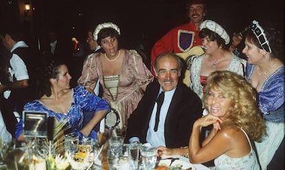 El actor Sean Connery y su esposa, la pintora Micheline Roquebrune, en una fiesta en Marbella.