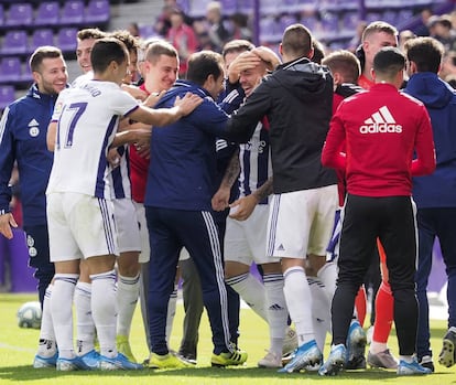 Sandro es felicitado por sus compañeros tras marcar el gol.