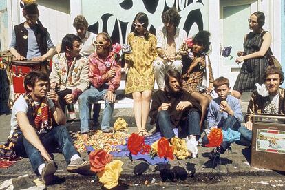 Un grupo de jóvenes 'hippies' en 1970.