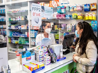 Uso de mascarilla en el interior de una farmacia del centro de Madrid.