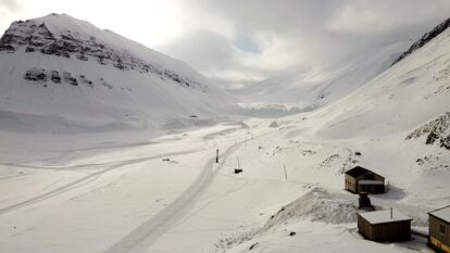 Los efectos del calentamiento se han convertido en un quebradero de cabeza para los habitantes de Longyearbyen (en la imagen). El cambio climático ya se ha cobrado sus primeras víctimas mortales. Desde 2015, varias personas han fallecido en Svalbard a causa de las avalanchas de nieve o los deslizamientos de tierra. 