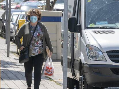 Una mujer camina por una calle de Burela, en la región de A Mariña (Lugo). 