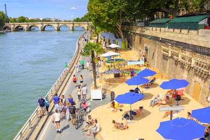 Paris Plages (Playas de París) es una iniciativa auspiciada por el Ayuntamiento de la capital gala que todos los años, desde 2002, convierte las riberas del Sena en playas fluviales. Empezó en la orilla derecha, y se ha ido extendiendo por el Parc Rives de Seine, Quai de Loire y el Quai de Seine, espacio anexo de la plaza del Hôtel de Ville. Hasta el 1 de septiembre, sombrillas, palmeras, césped, arena, actividades deportivas y culturales y vendedores de helados se convierten en los protagonistas. También existe la posibilidad de bañarse en Bassin de la Villette: el mayor lago artificial de París, que conecta el canal de l’Ourcq con el de Saint-Martin, se convierte en verano en un complejo playero con dos piscinas para adultos y dos infantiles de uso gratuito. Más información: <a href="https://es.parisinfo.com/descubrir-paris/las-principales-citas/paris-plages" target="_blank">es.parisinfo.com</a>