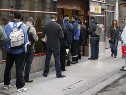 Cola en el exterior de la oficina del INEM en la calle Evaristo San Miguel, en Madrid. EFE/Archivo