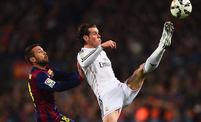 Bale intenta un control acrobàtic davant Alba.