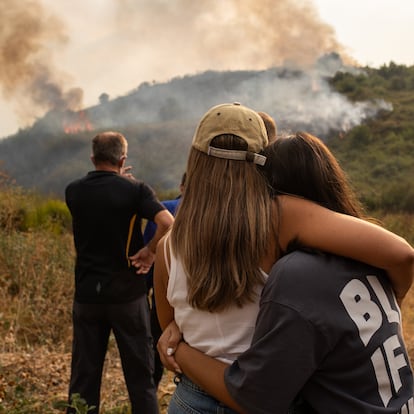 Vecinos ven el avance del incendio, a 24 de agosto de 2025, en Molinaseca, León, Castilla y León (España). El avance de los incendios forestales de Índice de Gravedad Potencial (IGR) 2 que se han declarado este domingo, 24 de agosto, en las localidades de Garaño y Molinaseca, en la provincia de León, han obligado a las autoridades a desalojar cinco pueblos cercanos. En concreto, los municipios evacuados por el fuego de Garaño son Viñayo, Piedrasecha, Portilla de Luna y Sagüera de Luna. Por su parte, el incendio forestal de Molinaseca ha obligado a evacuar la localidad cercana del mismo nombre.
24 AGOSTO 2025
Alejandro Martínez Vélez / Europa Press
24/08/2025