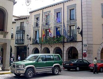 Las banderas del Ayuntamiento de Aranda de Duero ondean a media asta como señal de duelo.