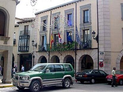 Las banderas del Ayuntamiento de Aranda de Duero ondean a media asta como señal de duelo.