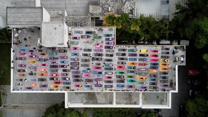 La gente participa en una clase de yoga en el techo de un edificio para celebrar el solsticio de verano, en el Día Internacional del Yoga, en Caracas (Venezuela) este martes.