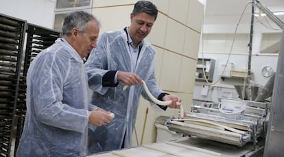 Xavier García Albiol (d) en una visita a una empresa panadera en Montcada i Reixac.