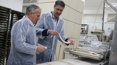 Xavier Garc&iacute;a Albiol (d) en una visita a una empresa panadera en Montcada i Reixac.