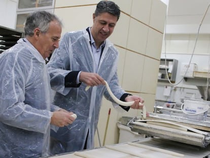 Xavier Garc&iacute;a Albiol (d) en una visita a una empresa panadera en Montcada i Reixac.