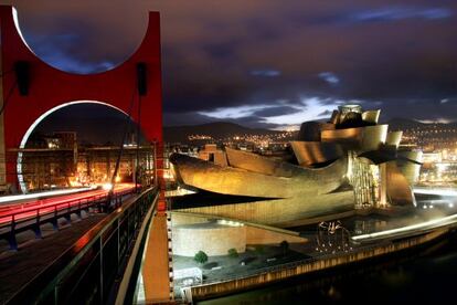 El Guggenheim al atardecer desde el puente de la Salve en su décimo aniversario.