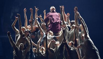 El cantante italiano Diodato actúa en la primera semifinal del Festival de Eurovisión 2022.