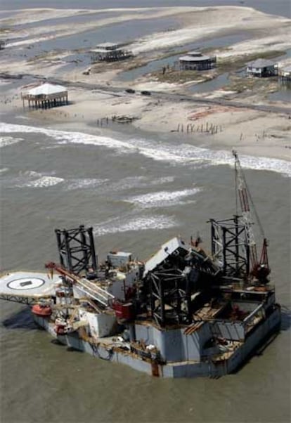Una plataforma del golfo de México tras el Katrina.