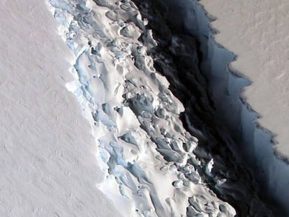 Fotografia del 13 de julio de 2017, que refleja la fractura de un gigantesco iceberg en la Ant&aacute;rtida.