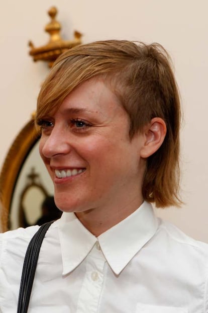 Aunque Chloë Sevigny siempre ha podido presumir de estar en la avanzadilla de las tendencias, llegó relativamente tarde a la fiebre del afeitado. Coincidiendo con su participación en la serie American Horror Story, la actriz se rapó el verano pasado. La actriz hizo público su nuevo look bajo el objetivo de Casey Spooner.