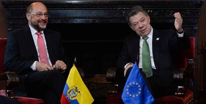 El presidente colombiano Santos (derecha) charla con el presidente del parlamento europeo Schulz (izquierda).