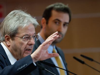 A la izquierda, el comisario de Economía y Finanzas, Paolo Gentiloni, hablando ante la mirada del ministro de Economía, Carlos Cuerpo.