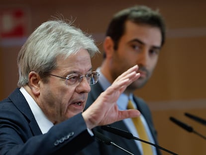 El comisario europeo de Economía, Paolo Gentiloni (en primer término), y el ministro de Economía, Carlos Cuerpo, durante la rueda de prensa de este jueves en Madrid.