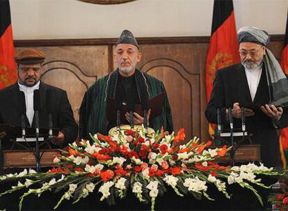 El reelegido presidente afgano, Hamid Karzai, (en el centro) durante la ceremonia en el Palacio Presidencial de Kabul.