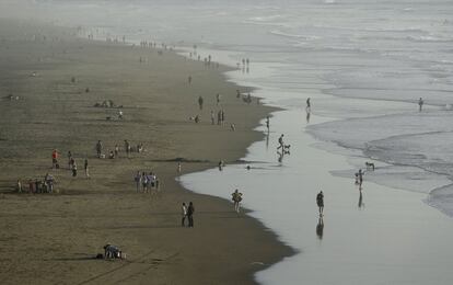 Día de playa en San Francisco debido a las altas temperaturas fuera de temporada, en California.