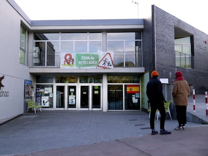 Entrada de la escuela Turó del Drac en Canet de Mar (Barcelona), obligada a dar más horas lectivas en lengua castellana en un aula como medida cautelar por el TSJC tras la petición de una familia.