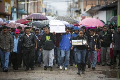 Un grupo de personas cargan el f&eacute;retro con los restos de Jes&uacute;s Cadena, de 19 a&ntilde;os, una de las v&iacute;ctimas de los enfrentamientos entre maestros y polic&iacute;as en Nochixtl&aacute;n (Oaxaca).