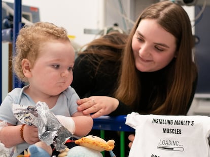 Rosie-Mae Walton mira a su hijo Marley después de que este recibiera el fármaco contra la atrofia muscular espinal Zolgensma en un hospital de Sheffield (Reino Unido), en septiembre de 2021.