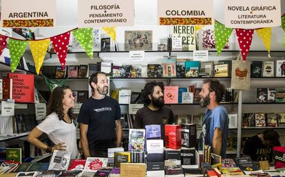 Desde la izquierda, los editores Ros Amils, David Gámez, Cristóbal Thayers y Javier Bendersky, en la Feria del Libro de Madrid.