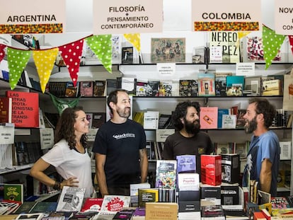 Desde la izquierda, los editores Ros Amils, David Gámez, Cristóbal Thayers y Javier Bendersky, en la Feria del Libro de Madrid.